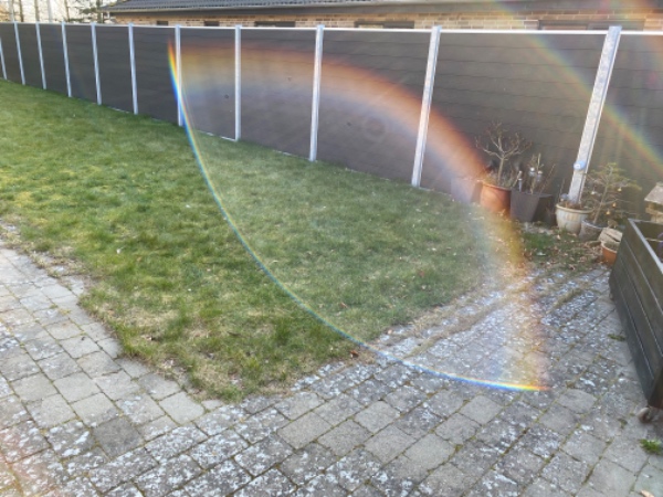 Afretning af kanter og fjernelse af græs der er vokset ud over fliser.