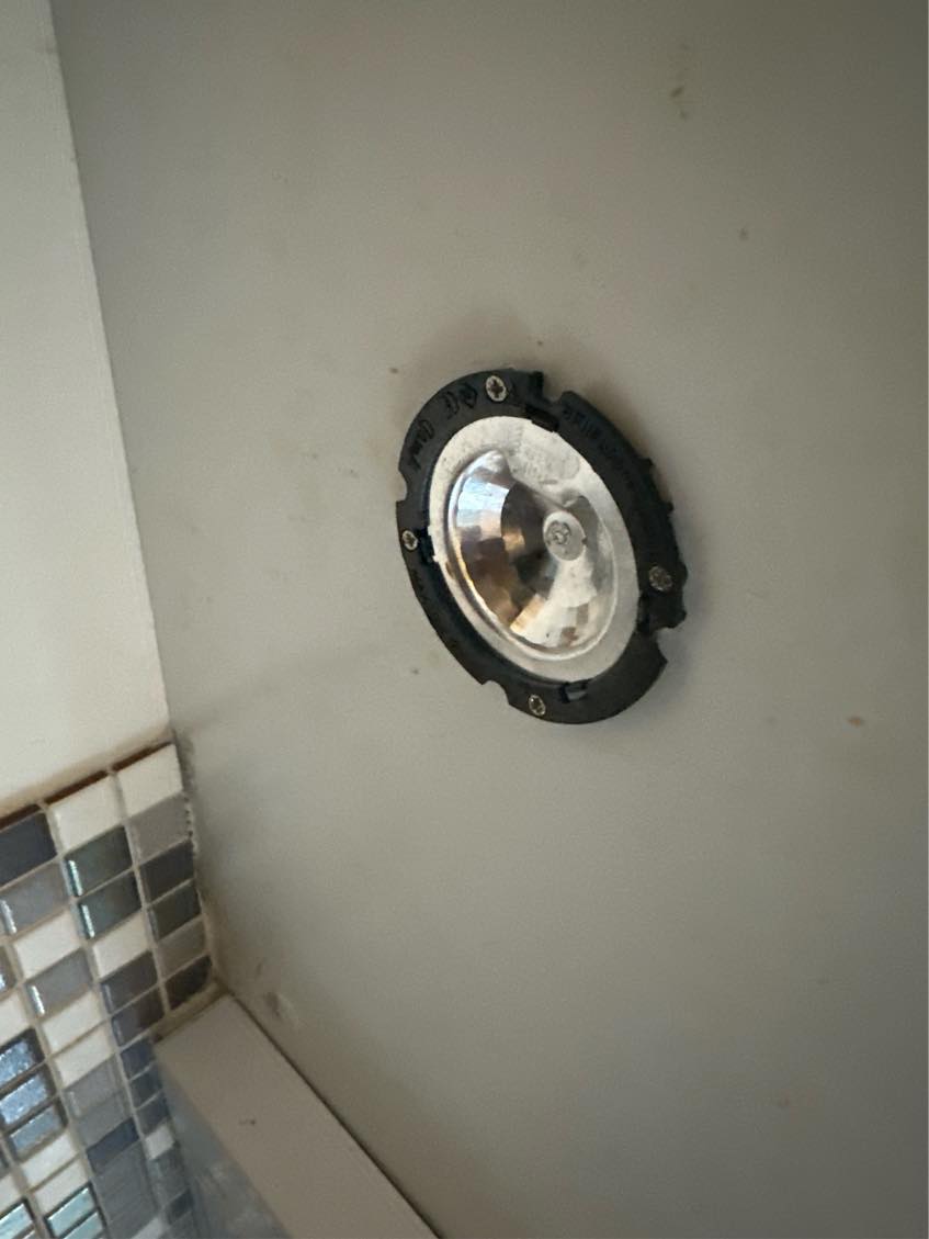 Sat 3 spots op i underskab i køkkenet og fixe min plænklipper som lige pludseligt stoppede og vil ikke starte