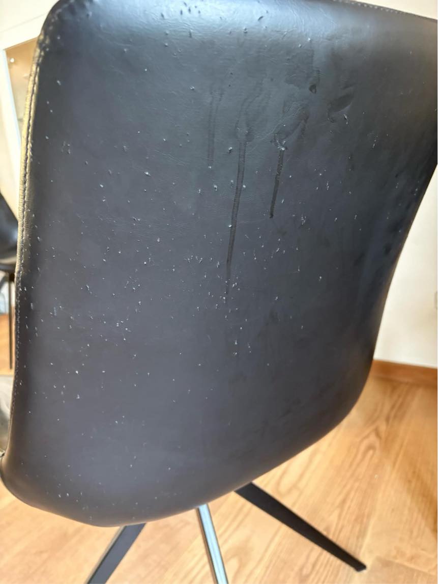 Reparation af læderstol (kattemærker)