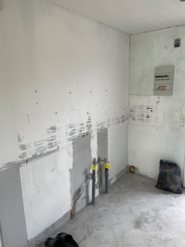 Spartel og tapetsering af væg