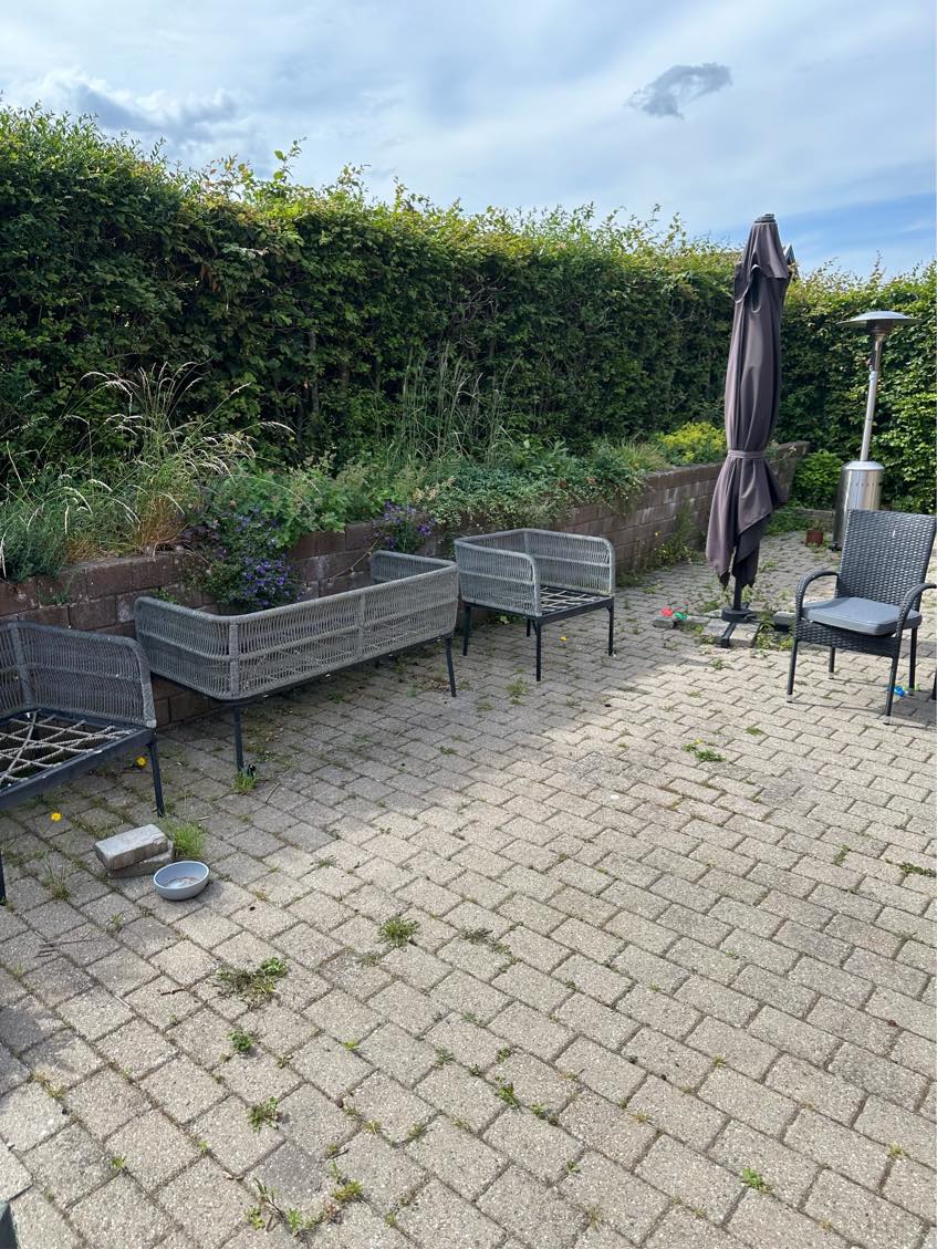 Fjernelse af ukrudt langs husmur osv samt mellem fliserne