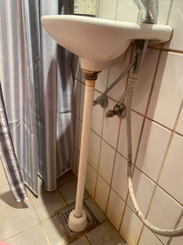 Skifte tilslutningsslanger, håndvask og afløbsrør på badeværelset