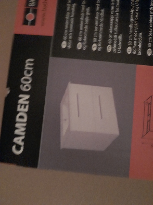 Samlet og opsat møbel med håndvask og samlet spegl.