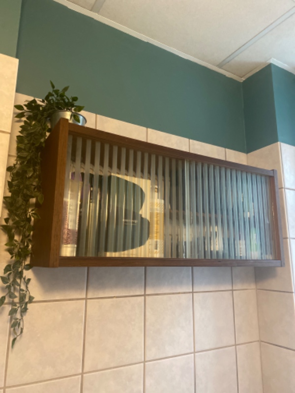 Fjerne et badeværelsesmøbel og opsætning af nyt. Samt hylder