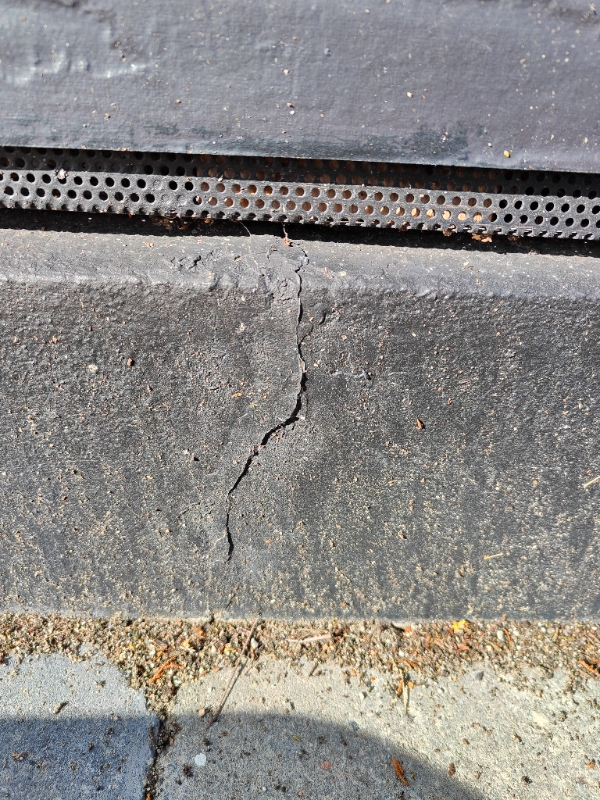 Revne og puds fra højnet som er faldet af soklen på vores hus