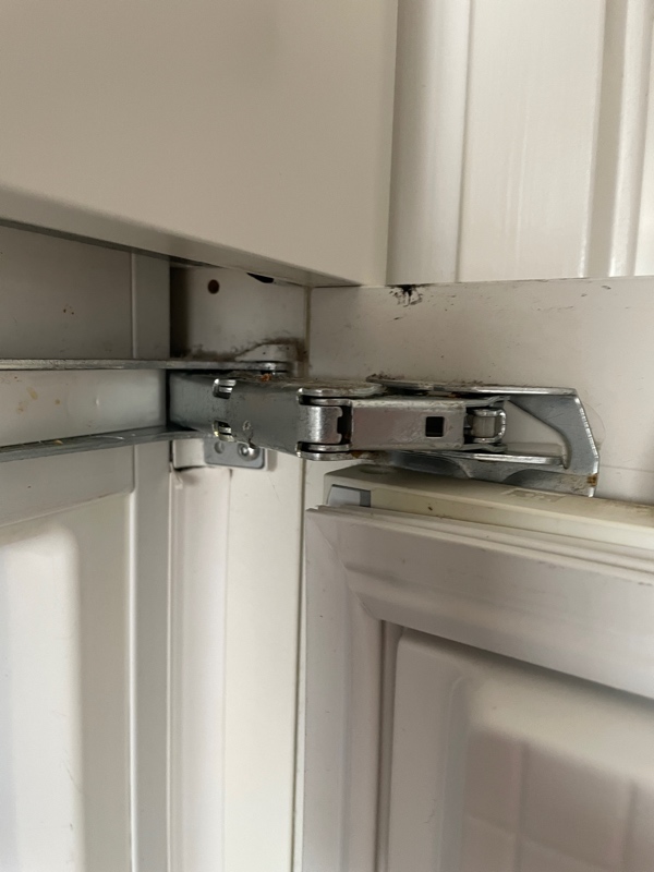 udskifte 2 hængsler på skabsfront (HTH) til fryseskab !