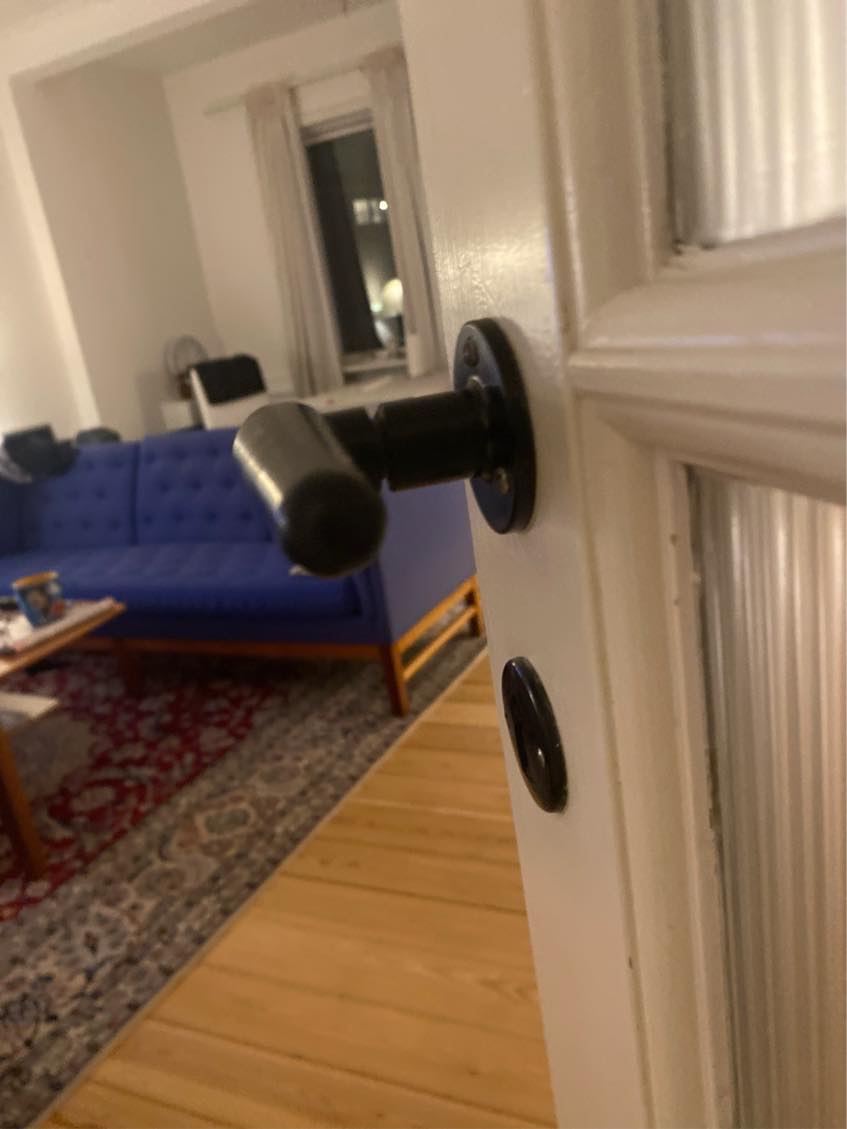 Afmonteret gammel dørhåndtag x6, stifterne sidder meget fast.