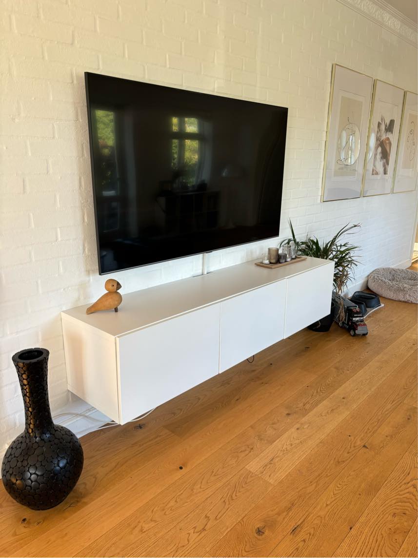 Nedtagning af TV møbel og opsætning af nyt