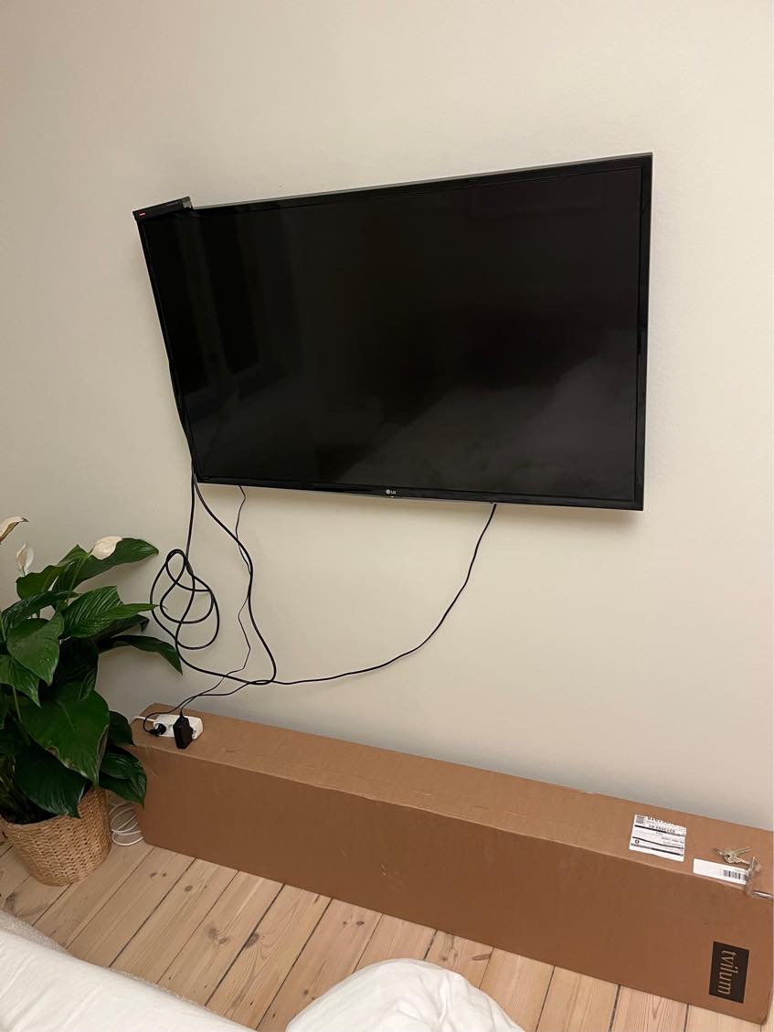 Samle møbel og få hængt op på væg og koordiner tv kabler