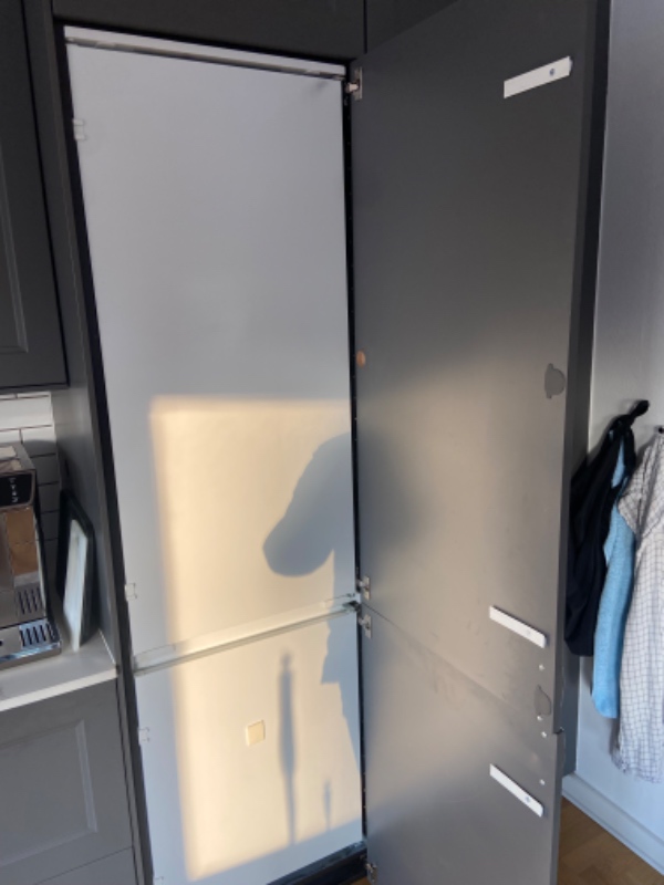 Køleskabslåge justering