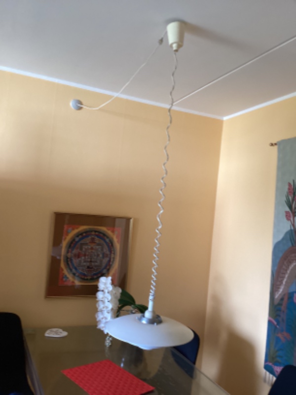 Opsætning af lampe over spisebord. Tilslutning til stik. Der er allerede krog i loftet