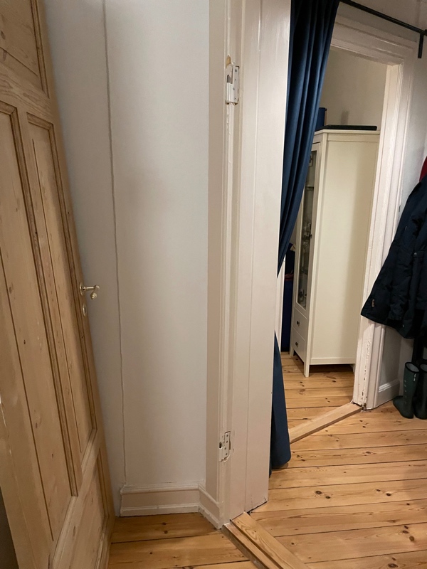 Flyttet hængsler på indvendig dør.