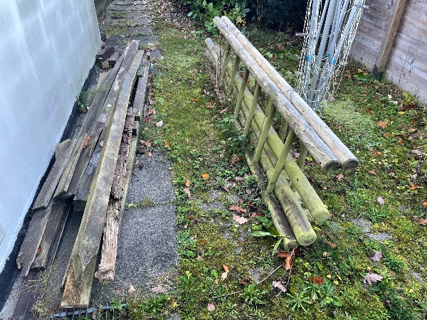 Bortkørsel af træ fra plankeværk og et gyngestativ som aldrig har været brugt.