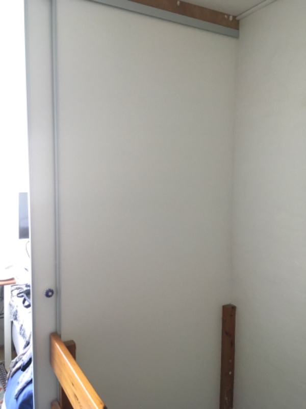 Afmonteret skydedøre og genopsat dem.