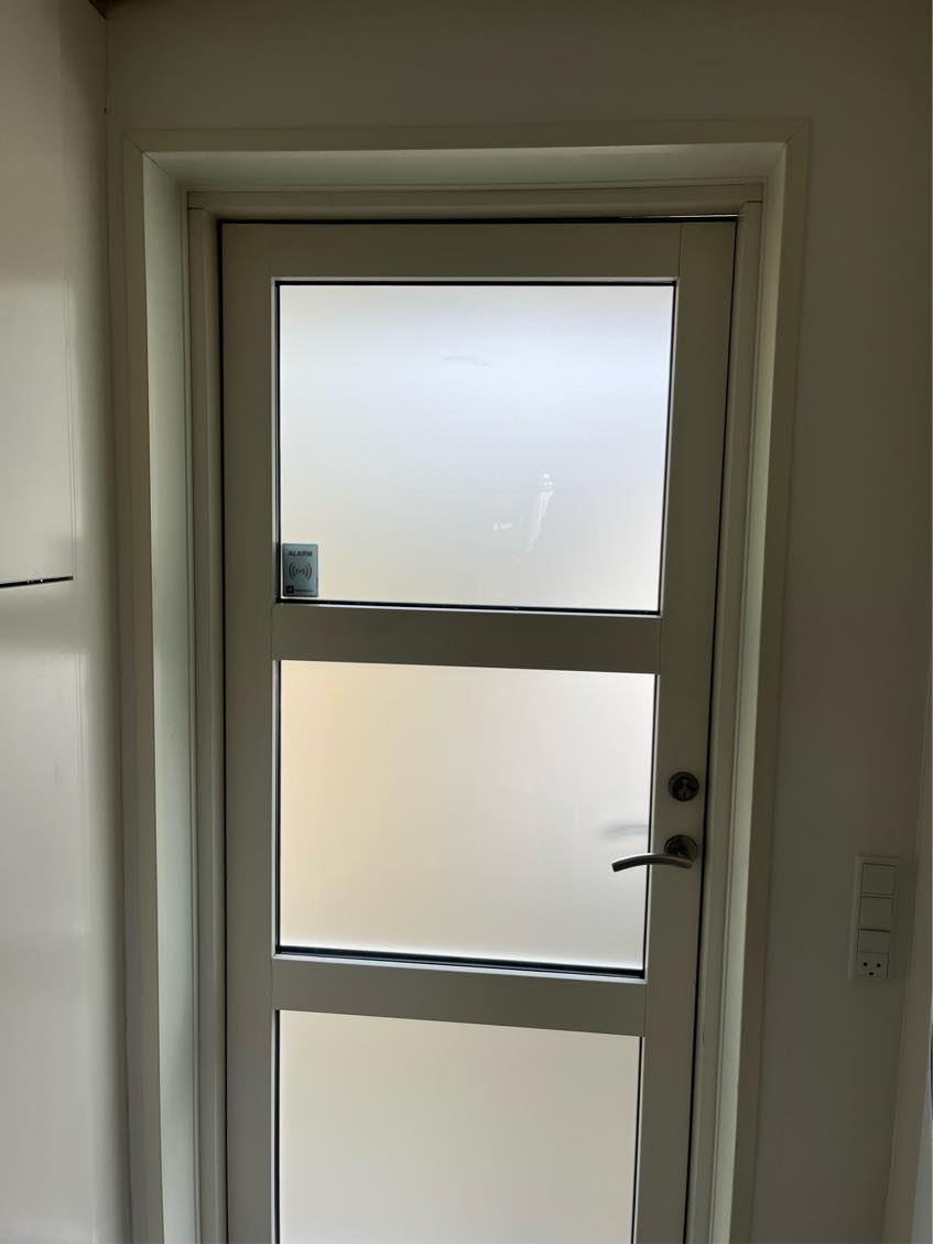 Rette hoveddør der gaber