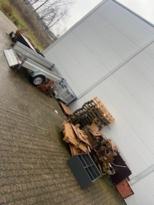 flyttet lidt gamle paller og affald til genbrugspladsen