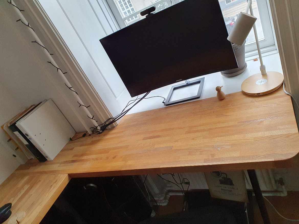 Tilskæring og montering af to bordplader.