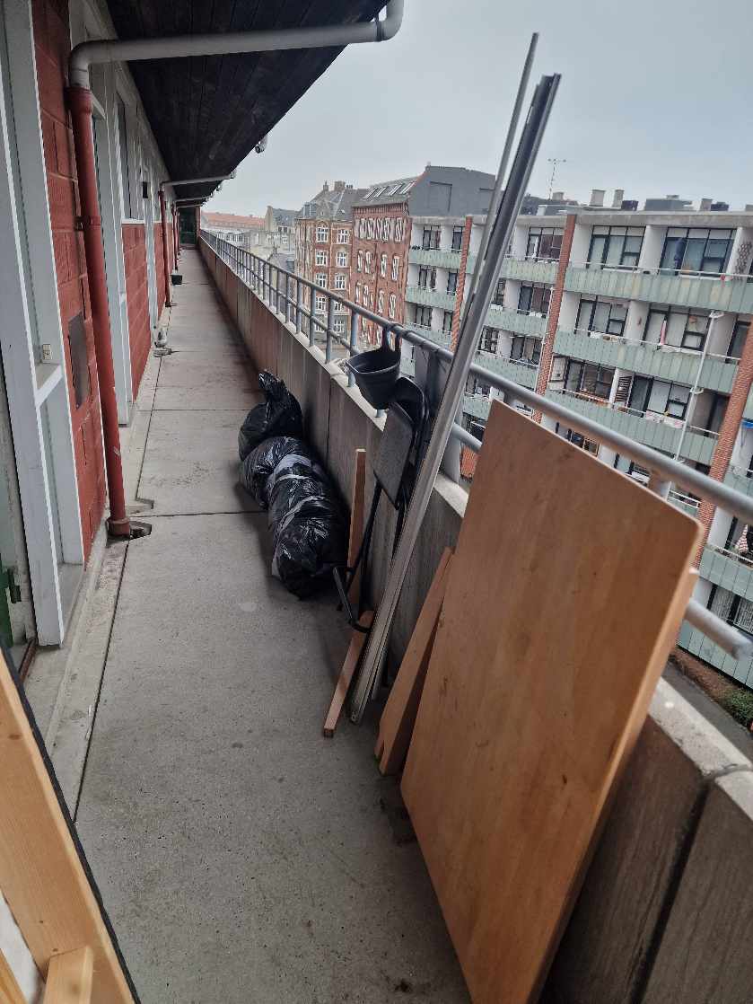 Flytte ting ned i baggård.