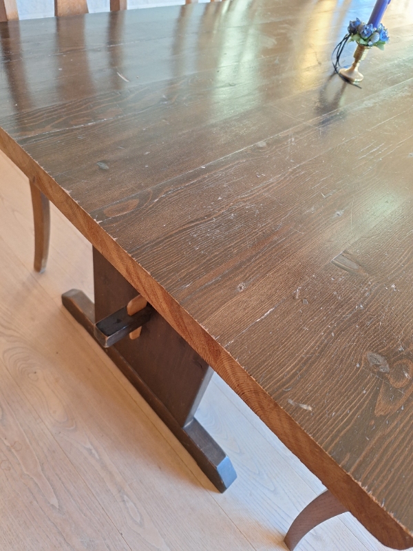 Nedslibning, bejdsning og påsætning af endestykke på plankebord