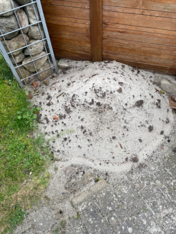 Køre diverse skrald og haveaffald på genbrugsstationen