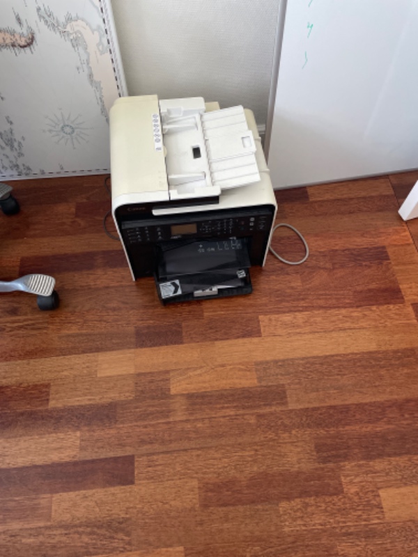 Opsætning af 2 billeder og en tavle på gipsvæg