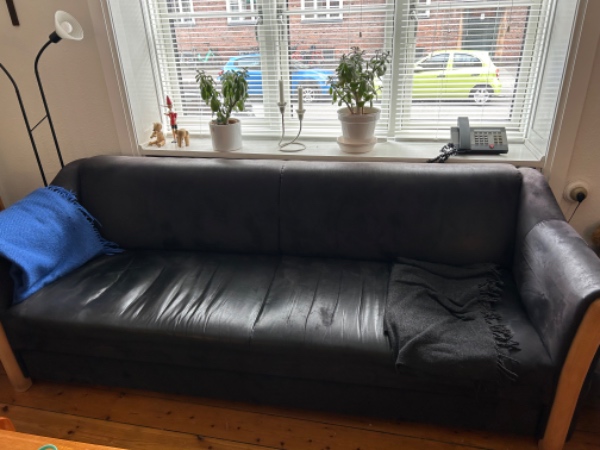 Sofa hentes og køres til genbrugsstation