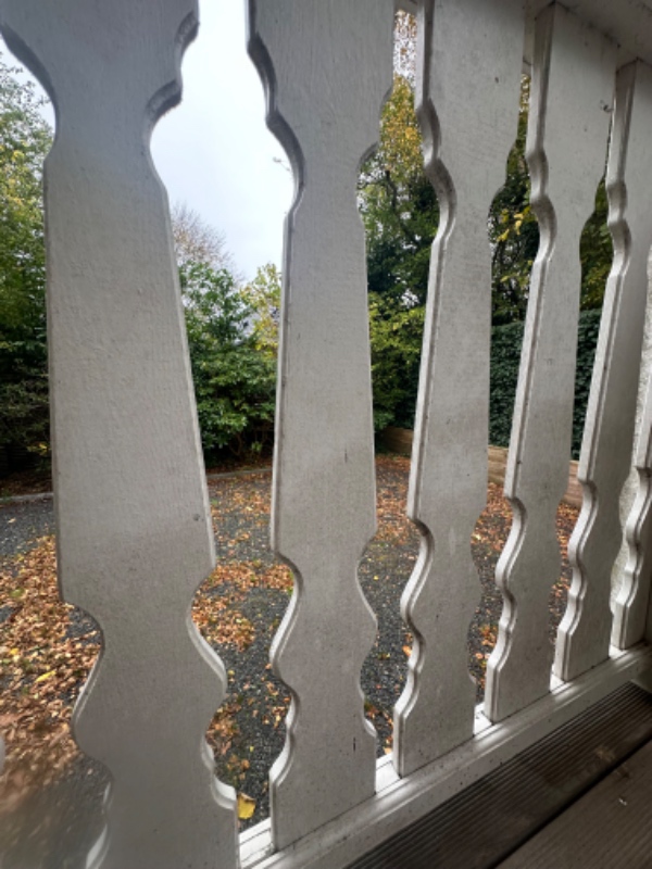 Vask af beskidte træflader på hus (3 vægge) samt 6 søjler og rækværk. 