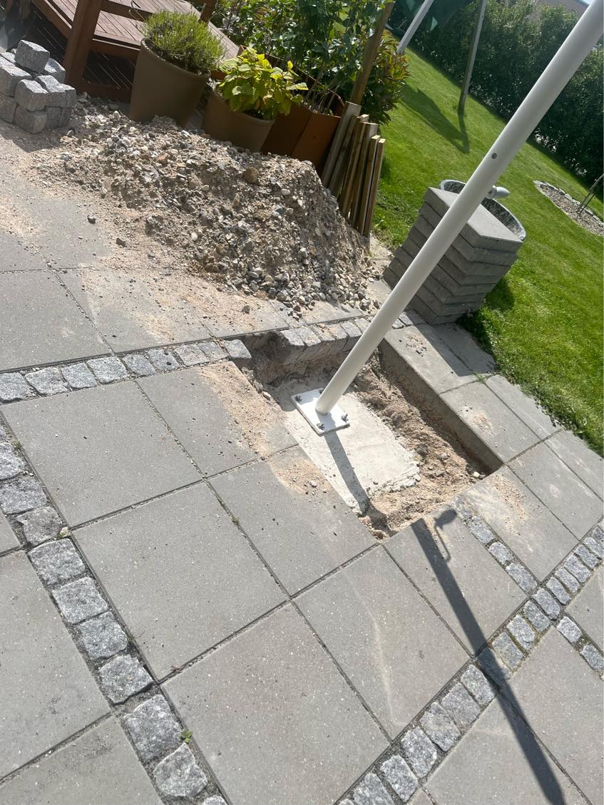 Lagt 8 betonsten og ca. 20 chaussetsten. Hurtig opgave, men vigtigt for os at det bliver gjort pænt og ordentligt, så ønsker en brolægger til opgaven.