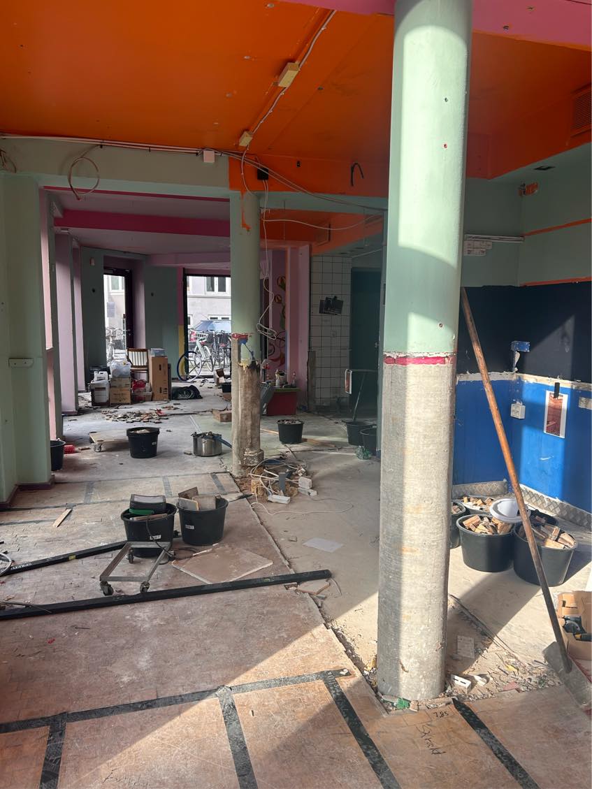 Hjælp til at rive cirka 80kvm trægulv op. Det er limet og kræver lidt at få op. Det skal også køres væk efter. Værktøj skal medbringes.