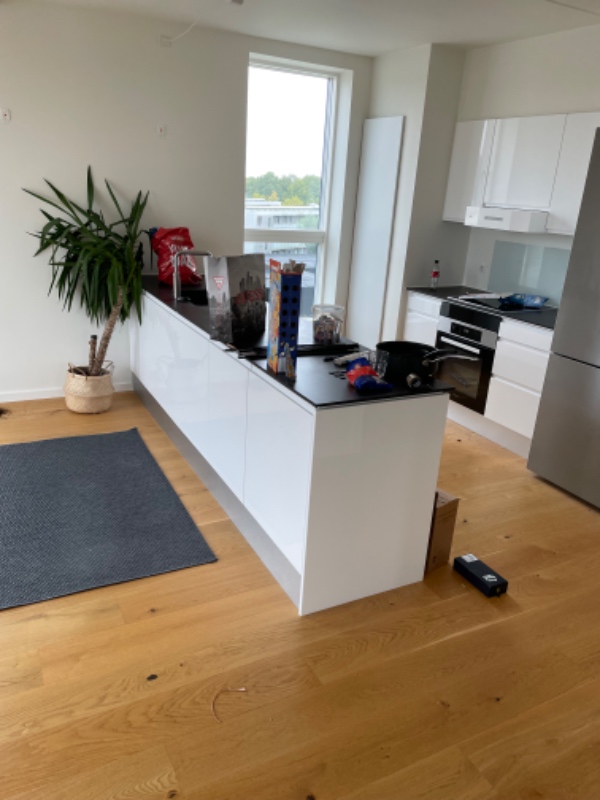 Kørt sække og småting fra lejlighed og kælderrum til genbrugsplads