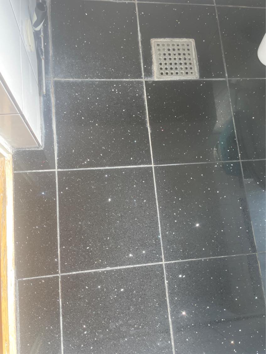 Skal have fuget mellem fliserne på badværset.