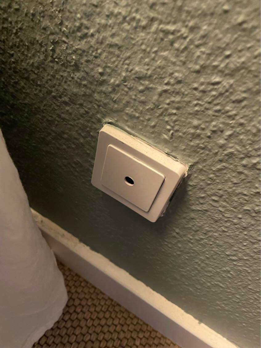 Udskiftning af gamle el-udtag til nye stik.