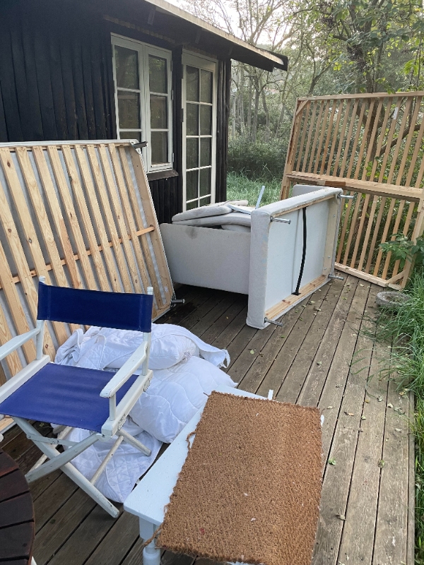 Fjerne gamle møbler, ting, brædder og isolering