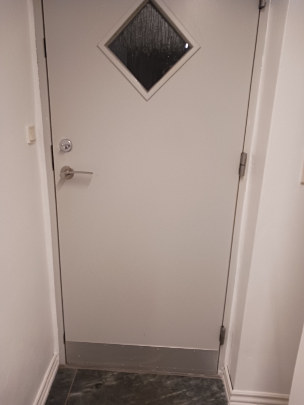 Kattelem I hoveddør