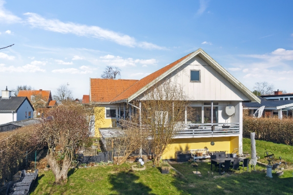 Jeg har en fugtig kælder og vil gerne have det løst evt. med fugtbremse eller efterisolering af ydermur/sokkel