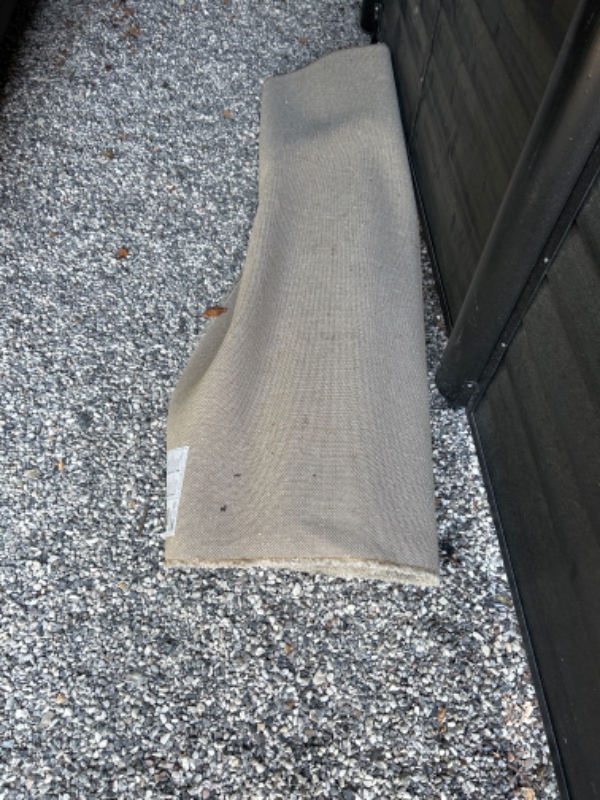 Kørt 2 senge, et gulvtæppe og lidt træ på genbrugspladsen