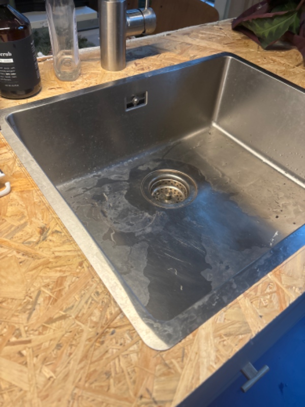 Køkkenvask og hane tages af