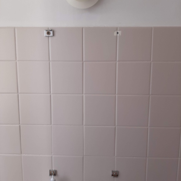 Opsætning af spejl på badeværelse