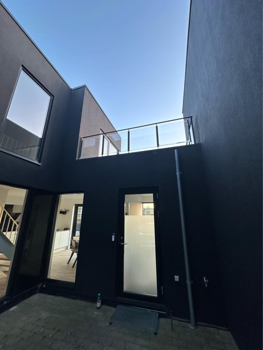 Jeg søger tilbud på vinduespuds og rengøring af rammer