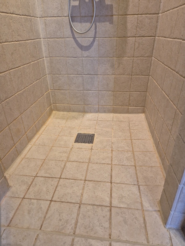 Fugning af fliser (gen-fugning af fliser)