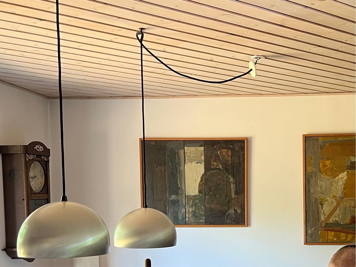 Fastgørelse af skab til gipsvæg og opsætning af malerier mv