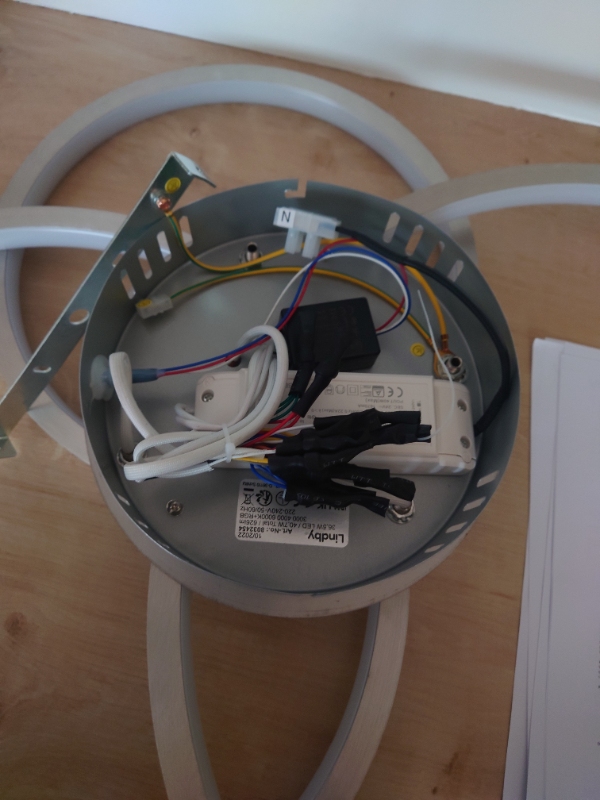 Mangler hjælp til at sætte en LED lampe i loftet.