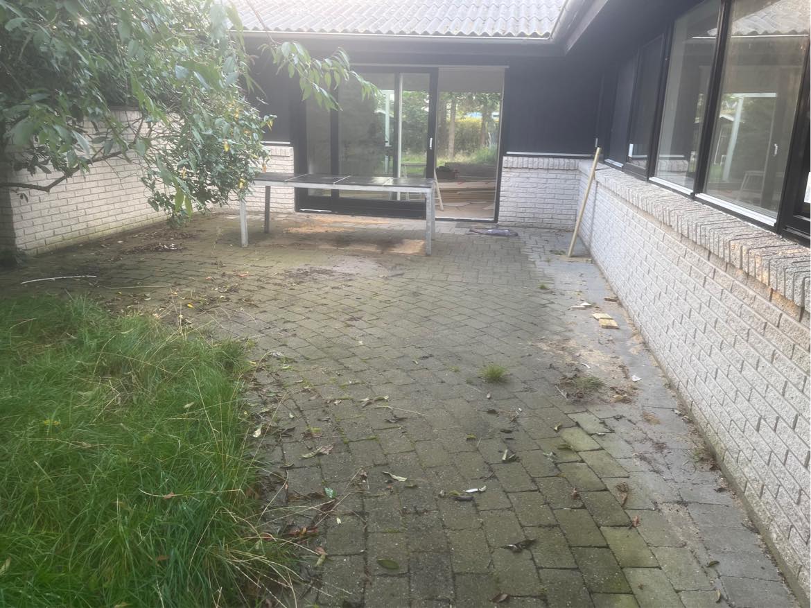 Højtryksrensning af indkørsel
