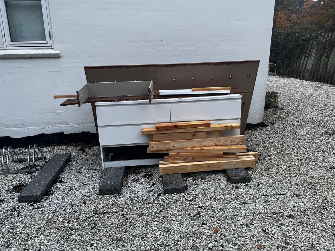 Oprydning i og nedrivning af skur, samt bortskaffelse