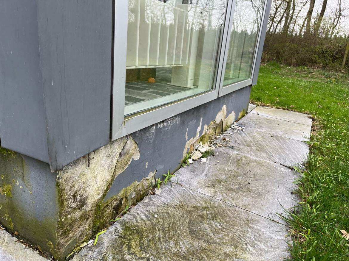 Reparation af sokler. Det meste skyldes at terrassen er lavere end tidligere.