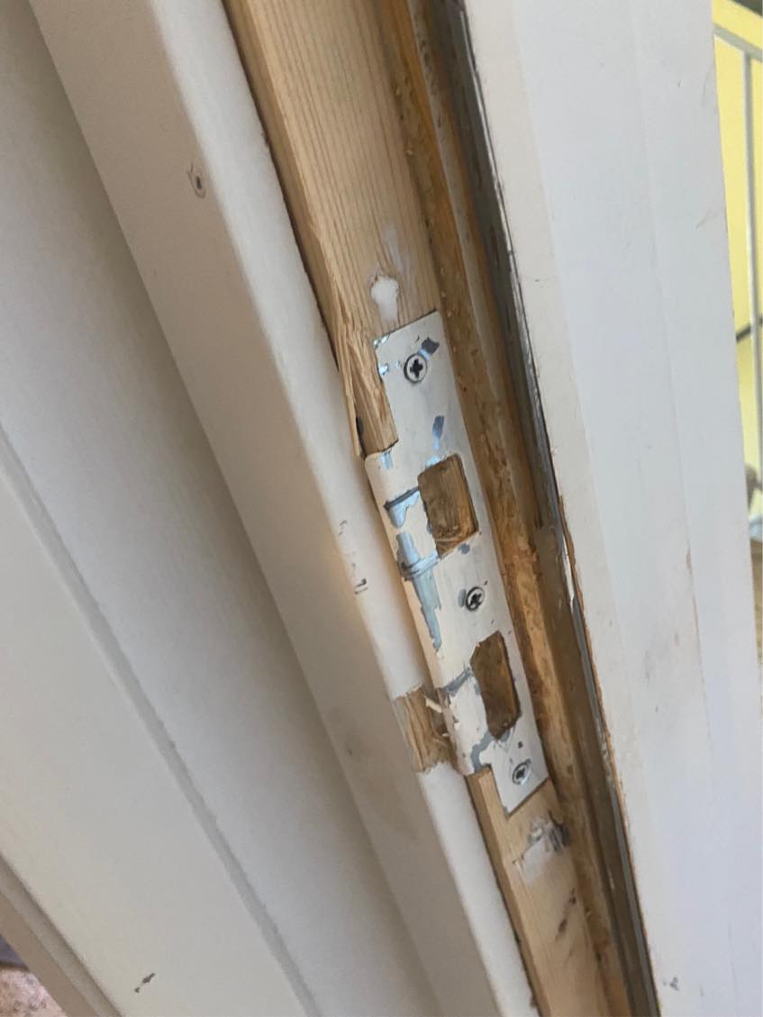 Hej jeg skal have skiftet min dør til lejligheden da den er flækket og kan ikke lukkes…Viceværten kan dsv først hjælpe med det på mandag så skal ha gjordt det helst idag eller imorgen.