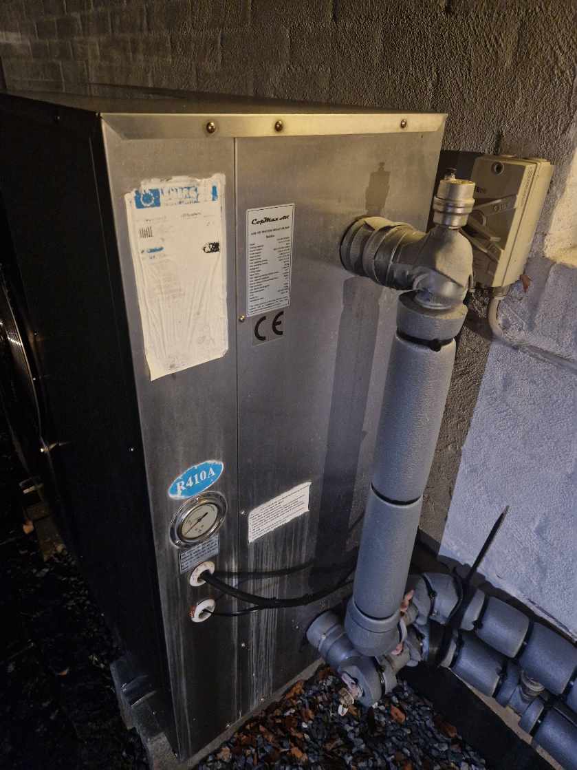 Nilan ventilation virker ikke. Strømmen går hver gang fasen med ventilation tændes. Dette påvirker umiddelbart varmepumpen(Carel styringssystem på varmepumpen) så vi har pt intet varmt vand, selvom alt andet end ventilation kører på eltavlen.