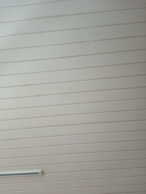 Ca 45 kvadratmeter listeloft i stuen, der skal rengøres, grundes og males