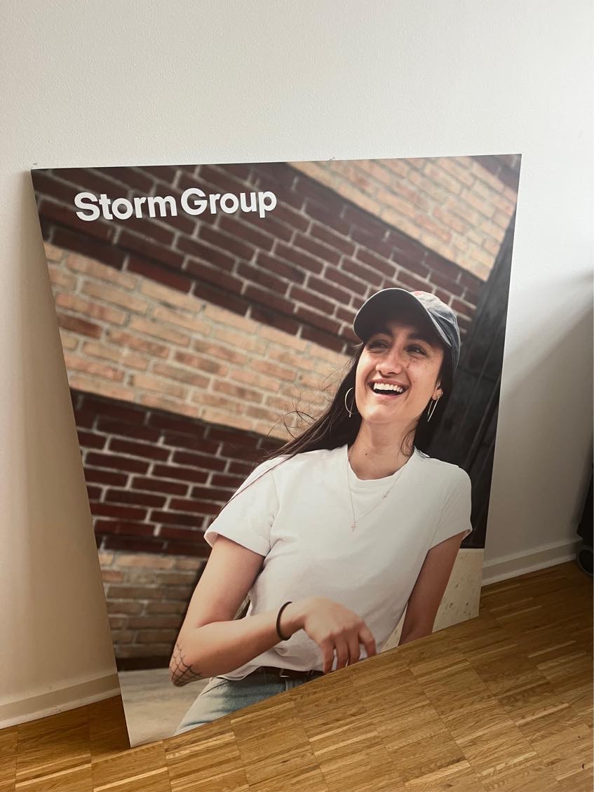 Ophæng af lamper og billeder