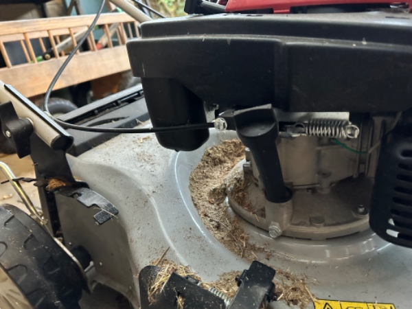 Udskiftning af benzinslange på plæneklipper